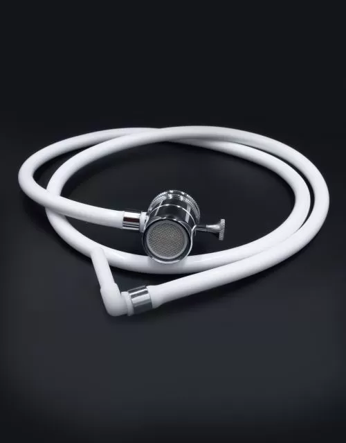 Manguera con válvula para filtro sobre el fregadero