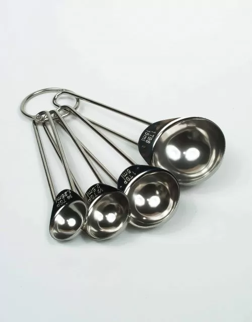 Útiles cucharas medidoras de acero inoxidable.