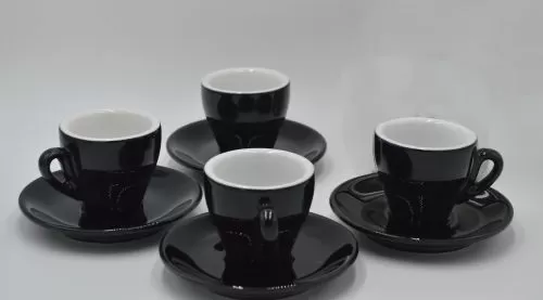 Juego de 4 tazas de cerámica marca Nuova Point. 