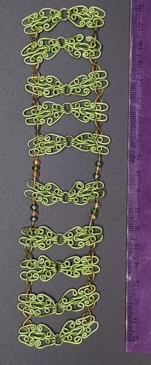 Pulsera de aluminio en color verde con cristales. 