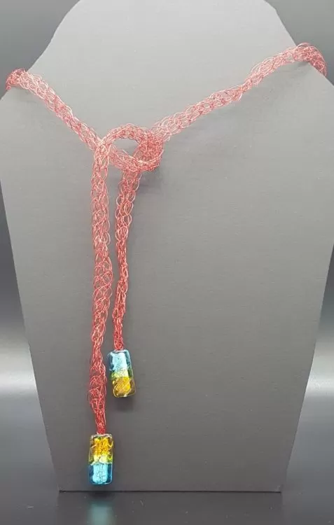 Collar rojo tejido fabricado en aluminio. 