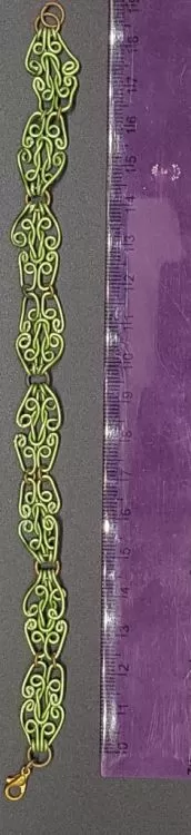 Pulsera artesanal elaborada en alambre de aluminio en color verde.