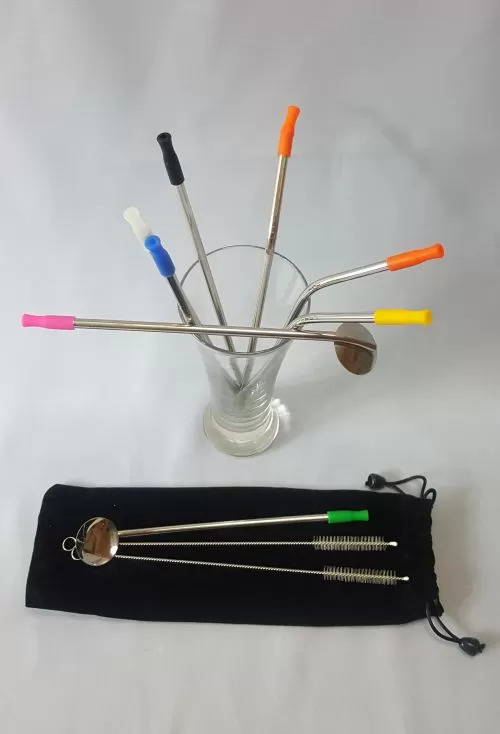 Juego de 8 popotes en acero inoxidable color metálico.