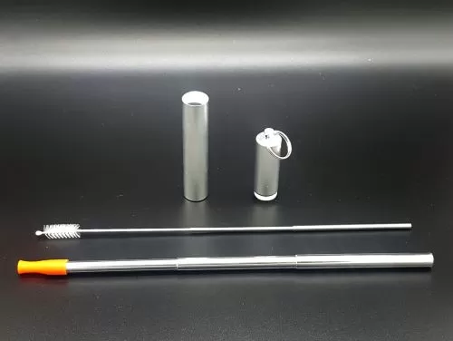 Popote retráctil en acero inoxidable con estuche y cepillo. 