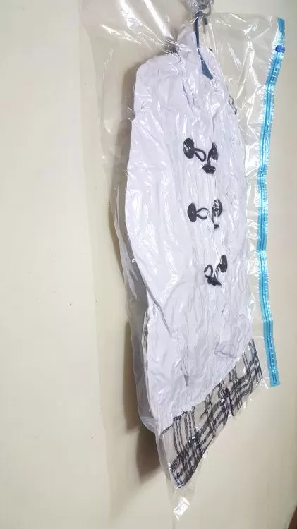 3 Bolsas para colgar ropa al vacío.