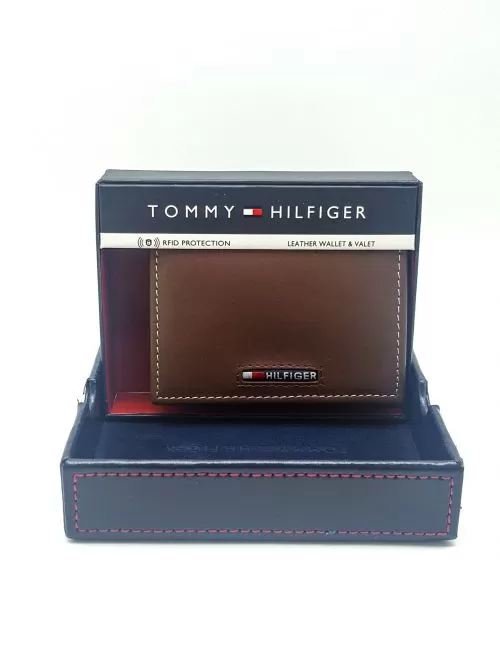 Cartera de piel color café marca TOMMY HILFIGER