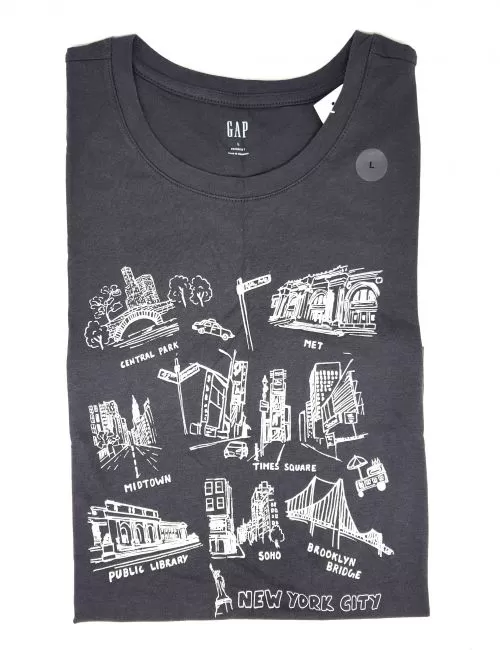 Playera gris marca GAP alusiva a NY. 