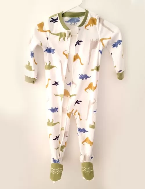 Mameluco CARTER'S de dinosaurios para niño.