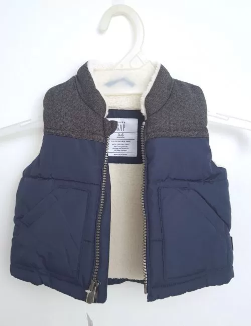 Chaleco forrado marca Baby GAP. Talla 0 - 6 meses